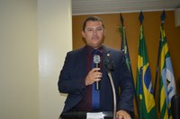 Vereador Adão Moura - AVANTE, solicita rebaixamento de iluminação na Praça César Call's