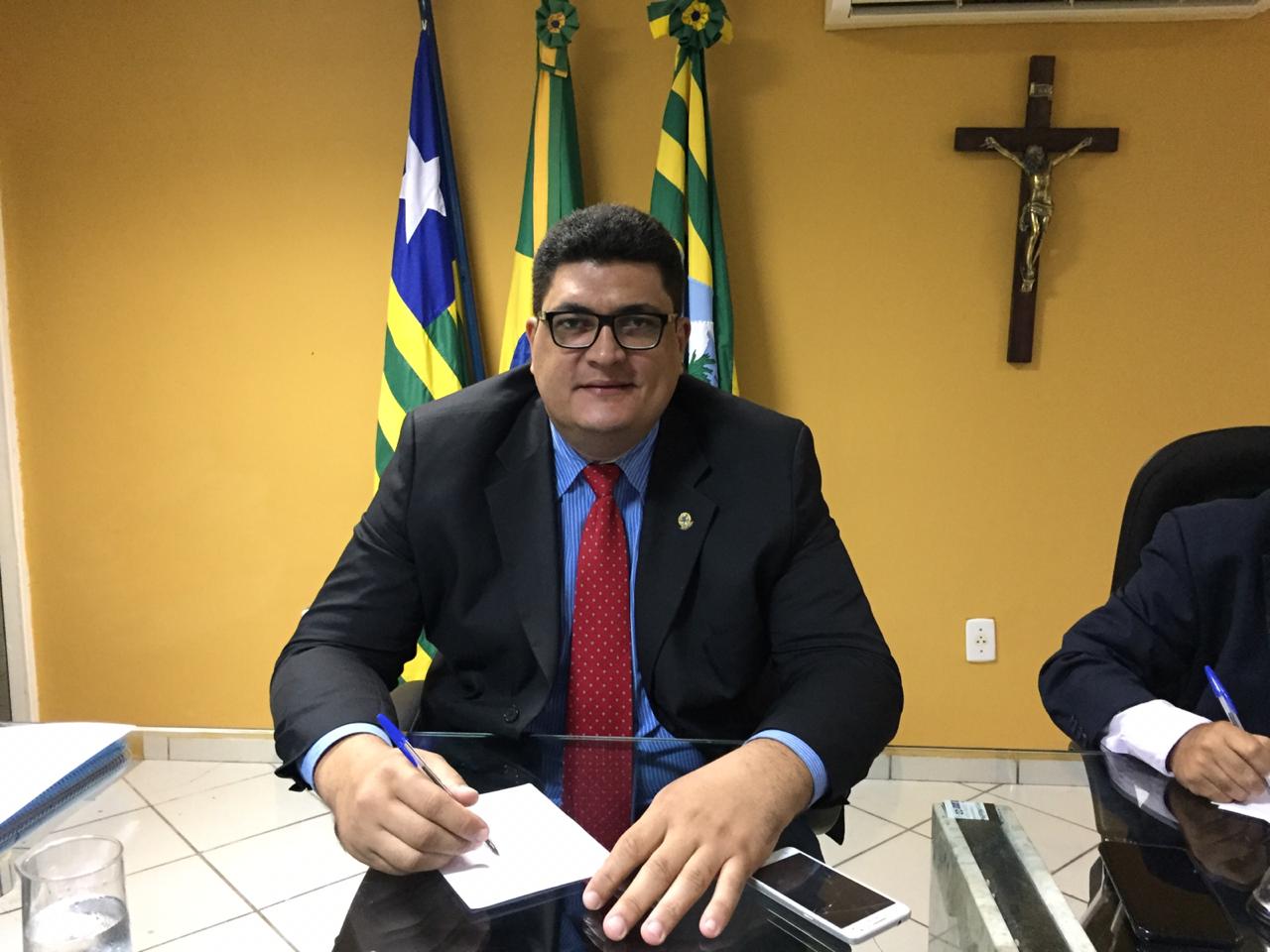 Vereador Marcelo Mota (DPT) DIZ que Prefeitura já arrecadou R$6.062,626 e que não justifica a cidade esburacada, cheia de matos e na escuridão 