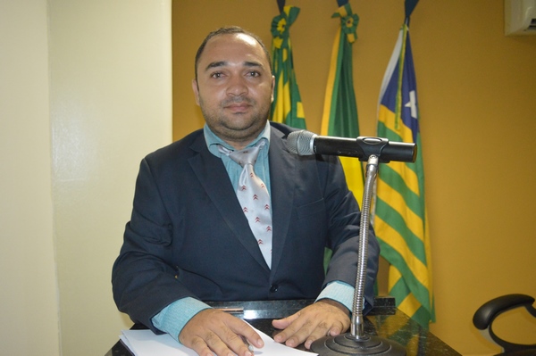 Vereador Tharlis Santos - PSD, Pede construção de calçamento para ruas próximas a U.E João Pinheiro