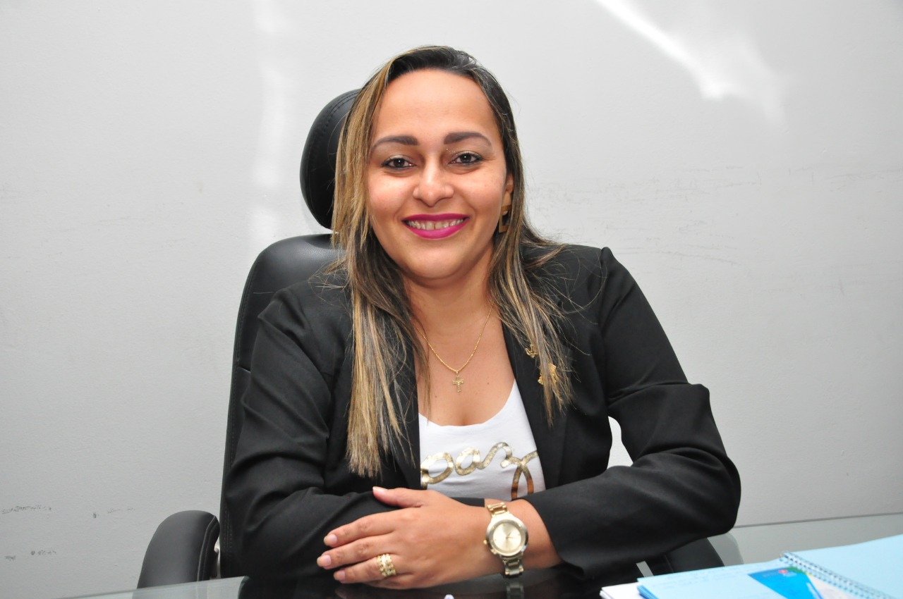 Vereadora Hélvia Almeida   - PSD – Diz em tribuna que o Município recebera quatro Ônibus climatizados e uma caminhonete 