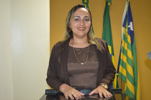 Vereadora Hélvia Almeida - PSD, pede instalação de parque infantil na escola Eduarda Batista
