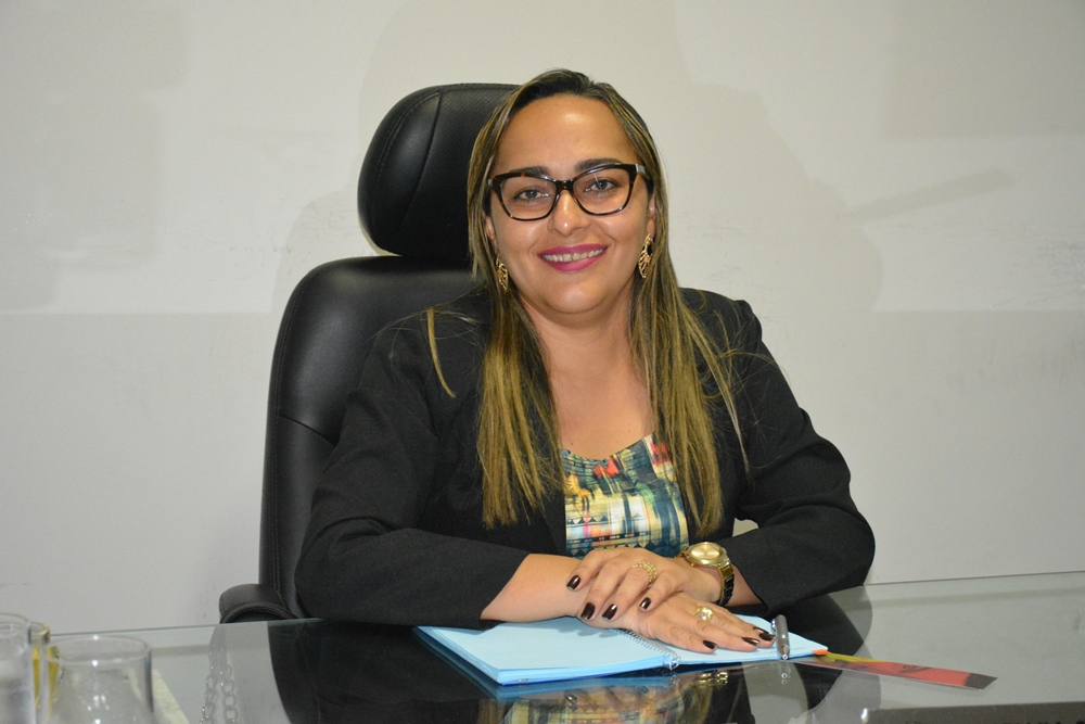 Vereadora Hélvia Almeida (PSD) Solicita em indicativo Informática básica para as Escolas Municipais 