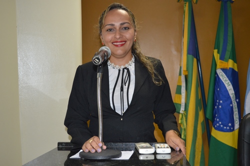 Vereadora Hélvia de Almeida apresenta projeto de lei pedindo padronização do uniforme escolar em Guadalupe