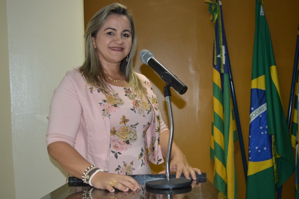 Vereadora Luciana Martins - PCdoB, explica situação do loteamento Edivaldo Alencar