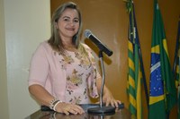 Vereadora Luciana Martins - PCdoB, explica situação do loteamento Edivaldo Alencar