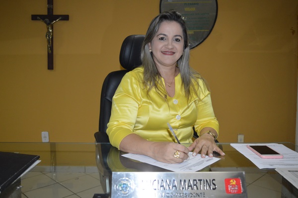 Vereadora Luciana Martins - PCdoB, pede calçamento para Vila Nova e expansão da coleta de lixo