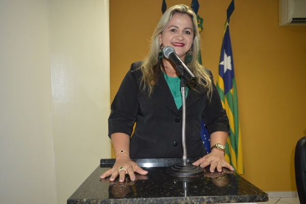 Vereadora Luciana Martins - PCdoB pede que lei municipal seja cumprida