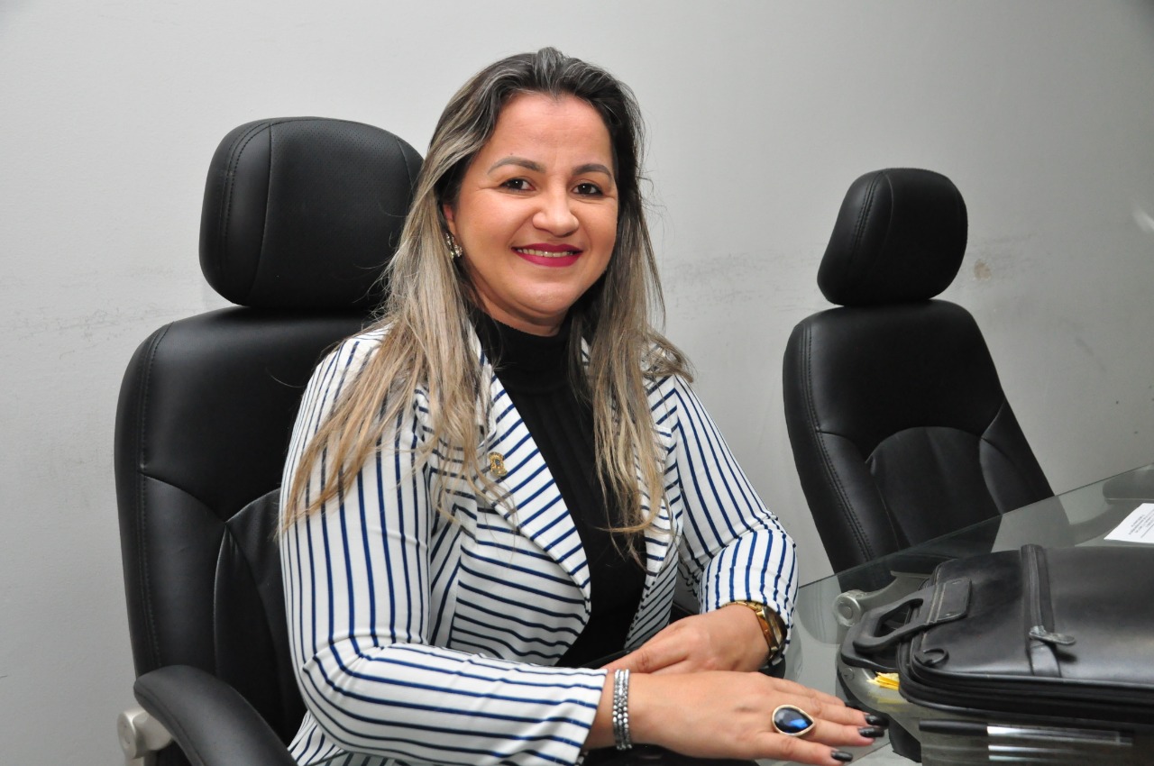 Vereadora Luciana Martins (PCdoB) Solicita a implantação de calçamentos nas Ruas Maria Luiza e Veríssimo Gabriel Bairro Cruzeta 