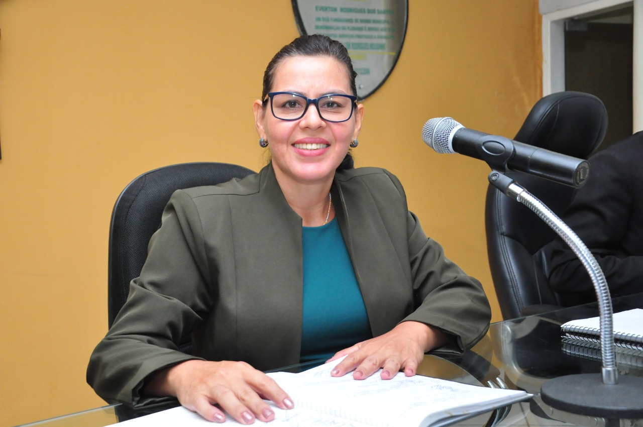 Vereadora Surama Martins (DEM) Solicita através de indicativo a relação de todos os nomes de contratados e comissionados por secretarias e seus vencimentos 